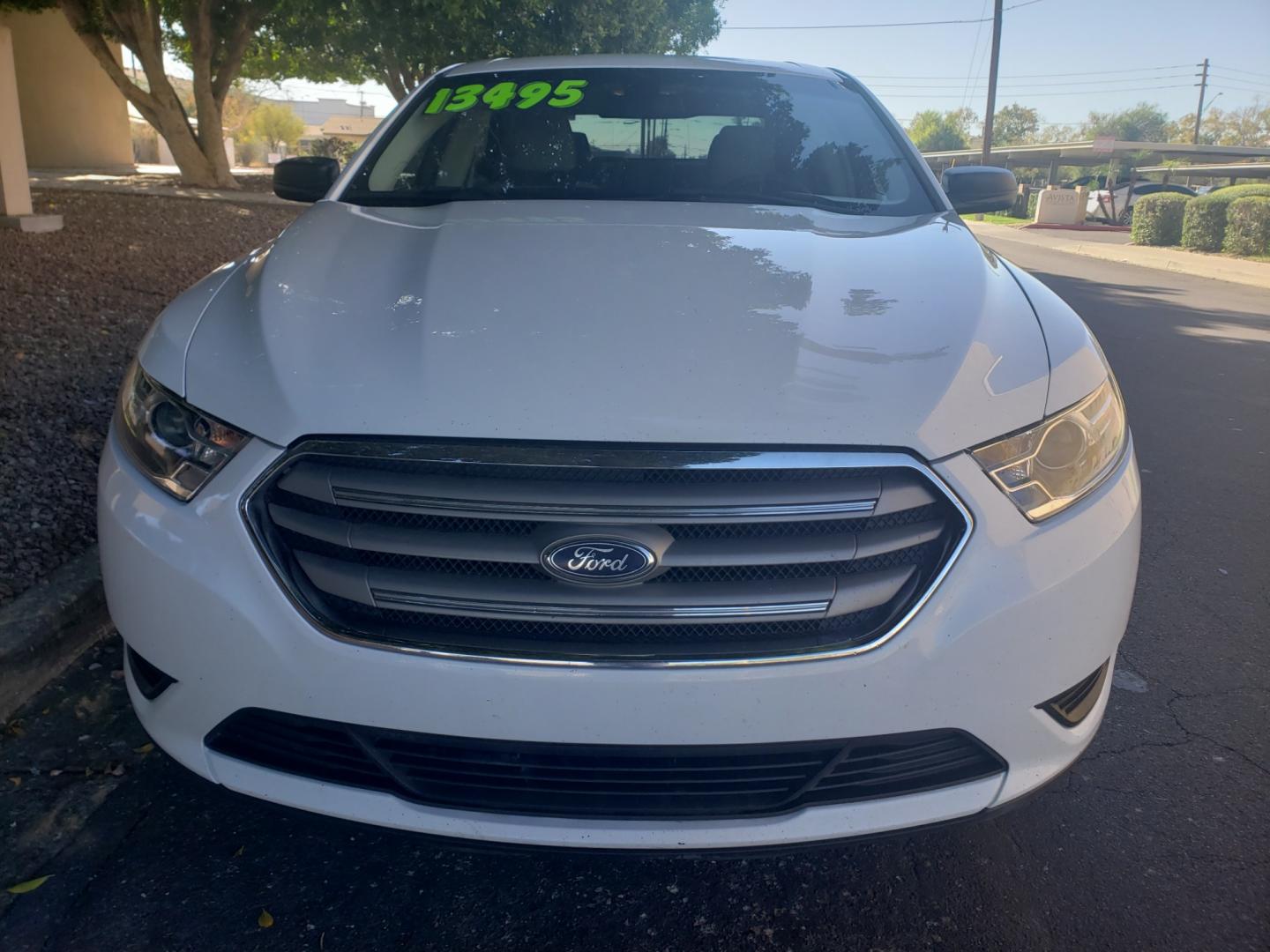 2018 WHITE /Tan and black Ford Taurus SE FWD (1FAHP2D83JG) with an 3.5L V6 DOHC 24V engine, 6A transmission, located at 323 E Dunlap Ave., Phoenix, AZ, 85020, (602) 331-9000, 33.567677, -112.069000 - Photo#1